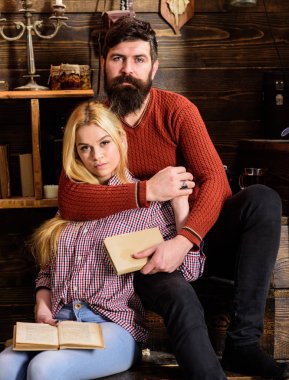 Romantik akşam kavramı. Çift ahşap vintage iç şiir tadını çıkarın. Bayan ve rüya gibi yüzleri hugs ve okuma romantik şiir sakallı adam. İki sıcak bir atmosfer şiir okuma aşk içinde