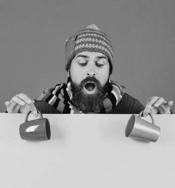 Sakallı hippi ve şaşkın suratlı kahve içiyor.