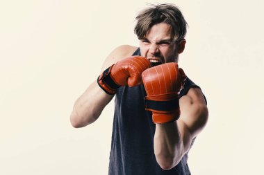 Şampiyonluk ve antrenman konsepti. Tüylü ve öfkeli yüzlü adam.