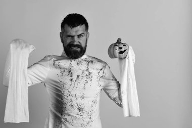 Sakallı adam gülümseyen Jack O Fener 'i tutuyor. Cadılar Bayramı karakteri