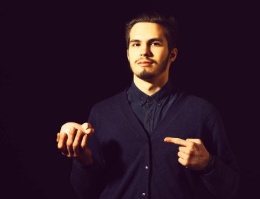 Gerçekten yakışıklı sakallı bir adam.