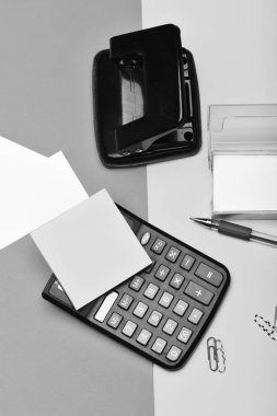 Ofis Kırtasiye ve sarı ve pembe arka plan üzerinde hesap makinesi