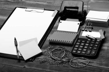 Ofis malzemeleri konsepti. Not defteri, beyaz kağıtlı klasör