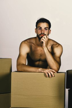 Yumruğuna yaslanan seksi gövdeli adam.