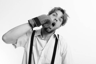 Kendisi de bir yumruk atma inek iş adamı