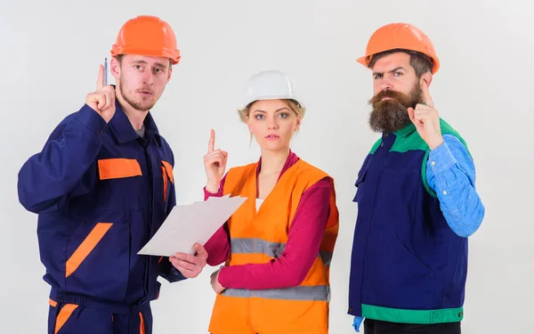 Hombres con sombreros duros, uniforme y mujer. Constructor e ingeniero —  Fotos de Stock
