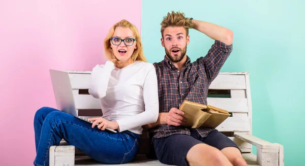 Estudiantes preparándose para el examen de ingreso. Pareja de estudiantes con libro y portátil de estudio. El hombre y la mujer se dieron cuenta de que no están listos para pasar el examen, asustados de fallar la prueba. Pareja sorprendida por el examen —  Fotos de Stock