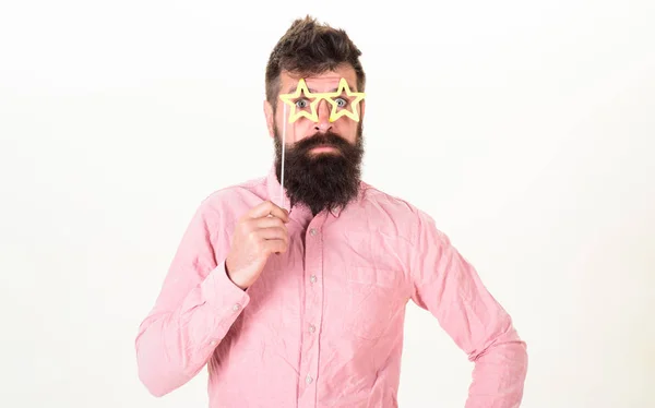 Mann hält Parteirequisiten sternförmige Brille, weißer Hintergrund. Hipster mit Bart und Schnurrbart auf fröhlich überraschtem Gesicht, der mit sternförmiger Brille posiert, Kopierraum. Superstar-Konzept — Stockfoto