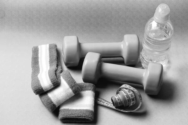 Hanteln, Wasserflasche, Handbänder und Maßband — Stockfoto