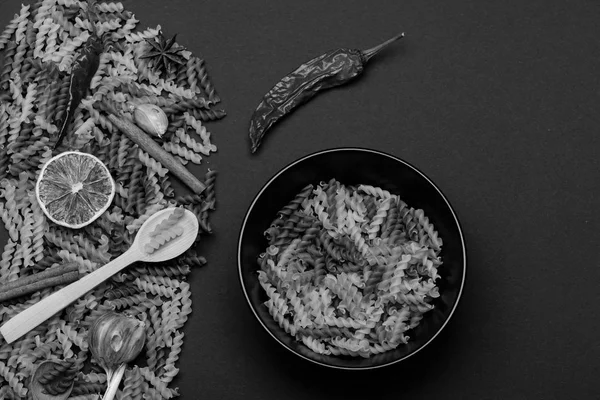 Deliciosa massa italiana colorida com diferentes ingredientes para cozinhar — Fotografia de Stock