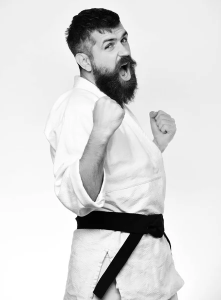 Karate man med argt ansikte i uniform. Man med skägg — Stockfoto
