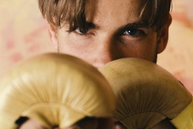 Renkli arka planda kendine güvenen bir adam.