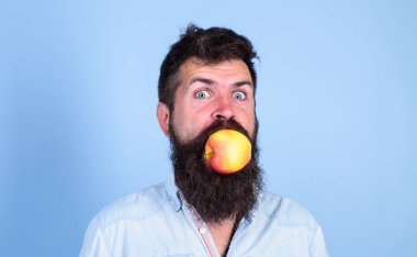 Adam yakışıklı hippi uzun sakal yeme apple ile. Adam diyet beslenme meyve yiyor. Sağlıklı beslenme kavramı. Hipster aç sulu olgun elma yiyor. Elma meyve sağlıklı snack her zaman iyi fikir seviyorum