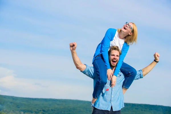 Les âmes sœurs jouissent ensemble de la liberté. Homme porte petite amie sur les épaules, fond de ciel. Couple heureux rendez-vous s'amuser ensemble. Concept de liberté. Couple amoureux profiter de la liberté journée ensoleillée en plein air — Photo