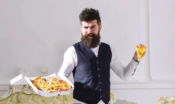 Sakal ve bıyık teslim tutar kutusu lezzetli taze sıcak pizza ile olan adam. Pizza teslim kavramı. Dilim pizza yeme, beyaz arka plan, maço klasik giysiler aç memnun yüzünde tutar — Stok fotoğraf