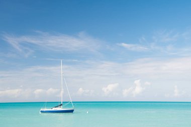 Tropik deniz idil. Eğlence antigua st.johns herşey dahil su. Pastoral sahne tatil tropikal deniz. Motorlu gemi okyanus mavi su yelken. Tatil eğlence tropikal egzotik Adaları