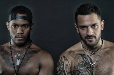Siyah arka plan üzerine izole moda modelleri. Acımasız adam dövmeli organları ile. Sporcular kaslar, egzersiz kavramı ile. Geriye doğru beyzbol şapkası giyen Afrika adam. Geniş sırıtma ile beyaz sakallı adam