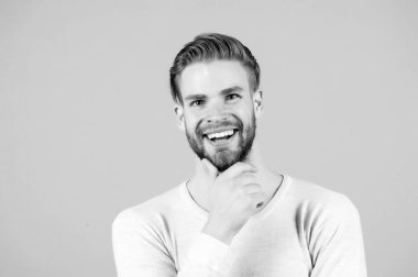 Mutlu adam traşsız yüzüne sakal değdir, berber.