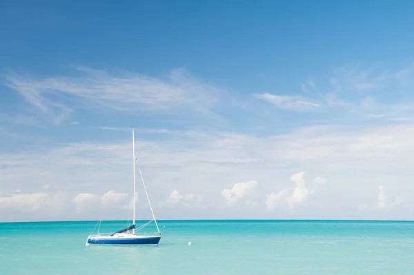 Tropic sea idyll. Water entertainment antigua st.johns all inclusive. Idyllic scene tropical vacation seaside. Motor sailing ship ocean blue water. Vacation entertainment tropical exotic islands — Stock Photo, Image