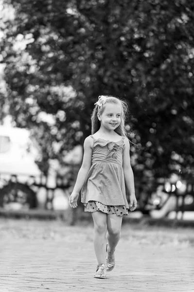 Klein meisje in park glimlach op zomerdag — Stockfoto