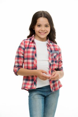 Kaygısız ve rahat. Kız şirin kareli gömlek ve kot pantolon görünüyor mutlu neşeli. Kız çocuk mutlu tasasız çocukluk tadını çıkarın. Çocuk kız uzun kıvırcık saç neşeli mutlu, izole beyaz arka plan