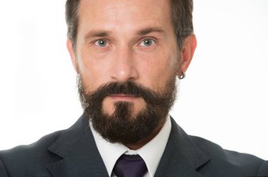 Olgun ve şık. Erkek yüzü sakallı ve bıyıklı, sakin. İş adamı klasik resmi kıyafetler modern stil detay küpeleri. İş adamları kıyafet yönetmeliği. İş biçimi görünümü