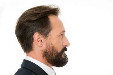 Mükemmel bir tarz. İş adamı olgun bir adamın beyaz arka planına iyi bakmış. İş adamları saç stili. İş adamı saçı ve bakımlı sakalı. Sakal görünüşünü daha şık ve modern yapıyor.