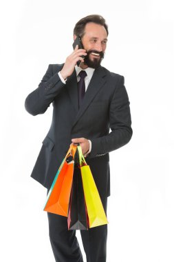 Aklındaki her zaman aile. Meşgul işadamı telefon satın hediyeler ailesi için konuş. Arayan aile izole beyaz arka plan alışveriş yaparken dostum. Klasik takım elbise mutlu alışveriş torbaları taşır. Satın Hediyelik