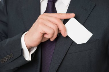 Özel banka kartı tasarım. Erkek el plastik boş beyaz kart için cep klasik elbise koymak. İş adamı kredi kartı taşıyor. Bankacılık hizmetleri iş için. Özel tasarım kartınızı benzersiz yaparak