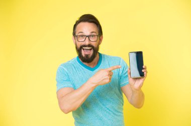 Yeni uygulama adam gözlük smartphone vasıl işaret neşeli denetleyin. Adam Kullanıcı önerir mutlu kullanma smartphone için deneyin. Çevrimiçi iletişim avantajları gerektirir. Adam sakallı smartphone Kullanıcı