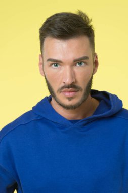 Erkek güzeli. Pürüzsüz, sağlıklı ciltli maço. Sakallı, kendine güvenen, sarı yüzlü bir adam. Sakalsız adam yakışıklı ve bakımlı görünüyor. Çekici adam görünüşü önemser.