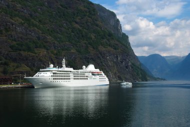Liner liman içinde dağ manzarası Flam, Norveç'te cruise. Deniz liman yeşil dağlar ile tatil gemisiyle. Cruise hedef ve seyahat. Yaz tatili ve tatil. Yolculuk tutkusu ve keşif