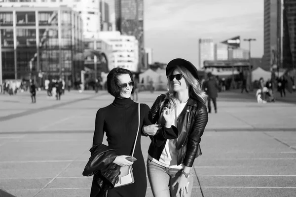 Mulheres felizes caminham no distrito de negócios de La Defense, Paris — Fotografia de Stock