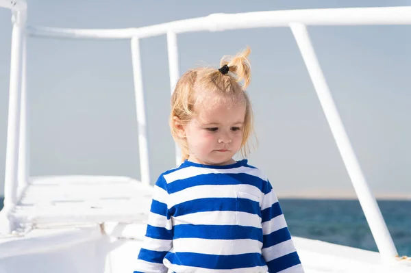 O mar é a sua vocação. Menino desfrutar de férias navio de cruzeiro. Criança bonito marinheiro iate dia ensolarado. Menino marinheiro adorável listrado camisa iate branco viajar ao redor do mundo. Aventura de marinheiro menino viajando mar — Fotografia de Stock