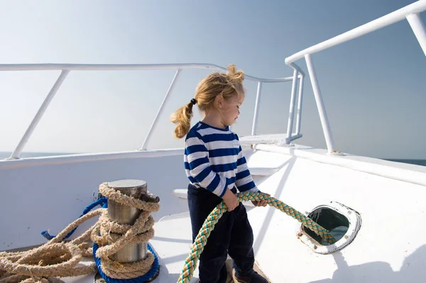 ことができます世界中の旅行。男の子では、クルーズ船の休暇をお楽しみください。少年愛らしいセーラー シャツ ヨットの世界旅行します。ロープ ヨット弓子かわいい水兵ヘルプ。海の旅行の冒険少年セーラー — ストック写真
