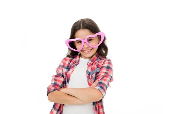 Eu gosto de ti. Miúdo feliz adorável sente simpatia. Menina criança coração em forma de óculos confiante. Menina penteado encaracolado rosto sorridente adorável. Criança encantador sorriso isolado fundo branco. Primeiro amor — Fotografia de Stock