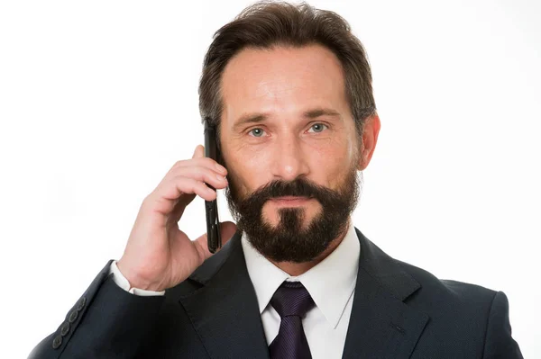 Una chiamata d'affari di successo. Prima di chiamare annotare le informazioni devono trasmettere e tutto il necessario chiedere client. Un uomo d'affari chiama lo smarphone. Uomo barbuto manager conversazione telefonica viso calmo — Foto Stock