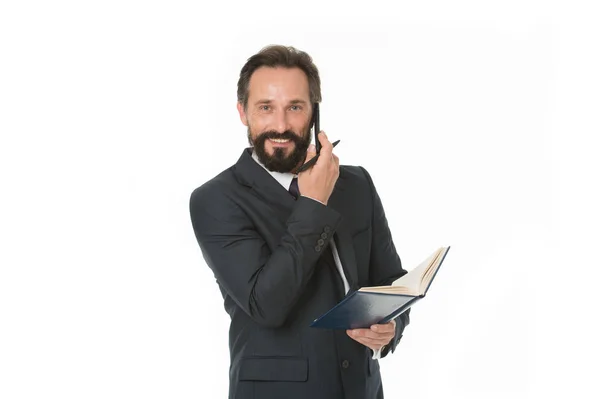 Alvorens op te schrijven informatie moet overbrengen en alles wat nodig is vraag klant. Zakenman die klant belt, wacht met notitieblok. Man met baard manager telefoongesprek blij gezicht. Succesvolle zakelijke oproep — Stockfoto