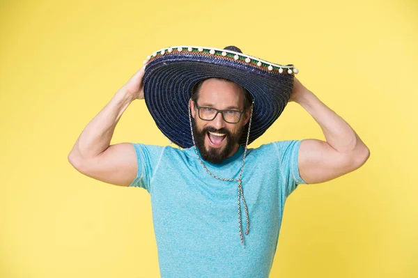 Mexicaanse partij. Man op het glimlachen gezicht in sombrero hoed vieren, gele achtergrond. Man met baard ziet er feestelijk in sombrero. Fest en vakantie concept. Man in feestelijke stemming op feestje vieren — Stockfoto