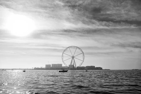 摩天轮在迪拜, 阿拉伯联合酋长国, 从蓝海 — 图库照片