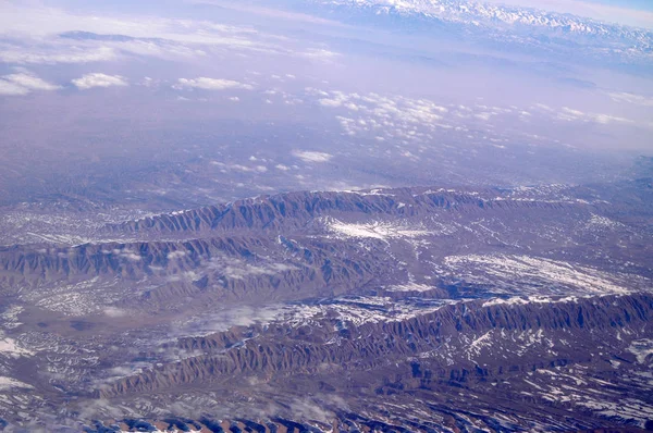 Paisagem de montanha, vista aérea. Superfície terrestre. Protecção do ambiente e ecologia. Vagueando e viajando. Manter a terra limpa — Fotografia de Stock