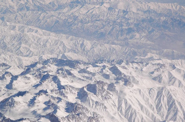 Montanhas nevadas, vista aérea. Paisagem montesa. Protecção do ambiente e ecologia. Vagueando e viajando. A Terra é a nossa principal fonte de vida — Fotografia de Stock