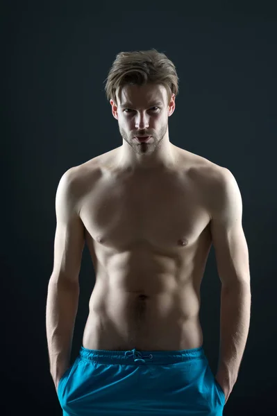 Concept sport ou fitness et soins du corps. Homme avec six pack et muscles abdominaux. Sportsman avec torse et poitrine sexy. Entraînement et activité d'entraînement en salle de gym. Athlète avec corps en forme en short — Photo