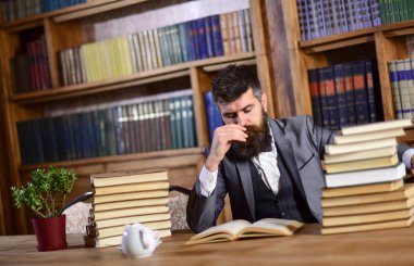 Adam ya da sakallı öğretmen kitap okur. Araştırma ve eğitim kavramı.