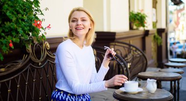 Benim kahve keyfini çıkarın. İyi kahve sabah fincan bana enerji giderleri sağlar. Kız içki kahve her sabah geleneği olarak aynı yerde. Kadın yüzü gülen mutlu açık havada içki kafe teras var