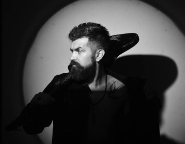 Siyah arka plan üzerine sıkı yüzü olan gitarist. Müzisyen ve müzik aleti üzerinde Yönetmen: ışık