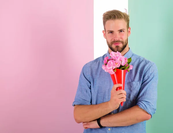 Questo è per voi Uomo pronto per la data romantica portare mazzo di fiori rosa. Macho dà fiori come regalo romantico. Fidanzato felice tiene fiori bouquet. Guy portare romantico piacevole regalo per dare — Foto Stock