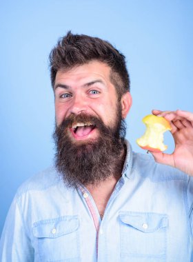 Elma her gün yemek. Meyve sağlıklı yemek saati her zaman iyi bir fikir. Adam yakışıklı hipster uzun sakal yeme elma. Hipster aç neredeyse yem elma güdük. Adam diyet beslenme meyve yiyor. Vitamini kavramı