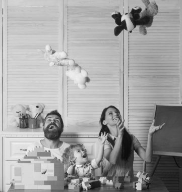 Anne ve çocuk savurma ve peluş oyuncaklar alıcı mutlu yüzler ile. Aile zaman kavramı. Aile plastik blokları ve peluş oyuncaklar ile oynama.