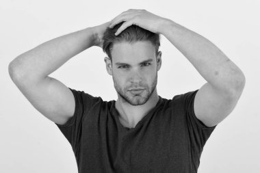 Koyu mavi tshirt kıl herif. Ellerini başının arkasında maço emin yüz tutar. Beyaz zemin üzerine sarı saçlar ile dostum, kapat. Mavi tshirt kıl herif. Maço emin yüz